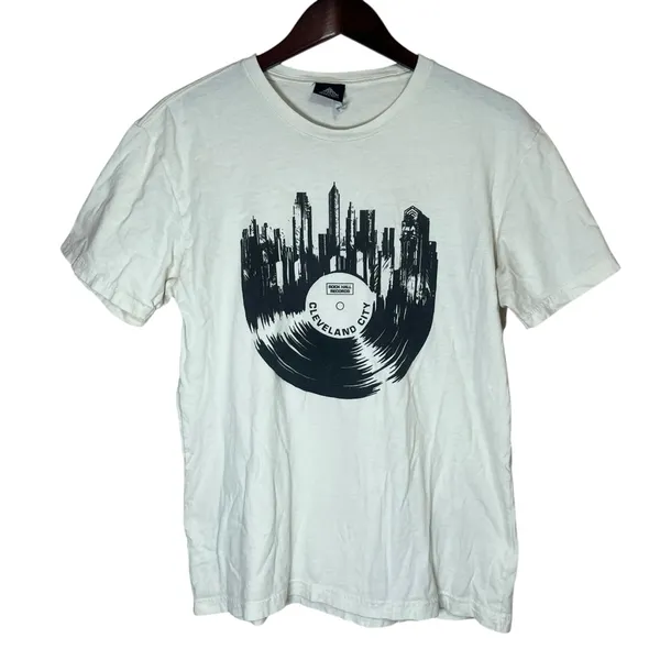 Cleveland City Rock Hall Records Hall of Fame Vinyl Skyline Graphic T-Shirt Sz M - Image 7