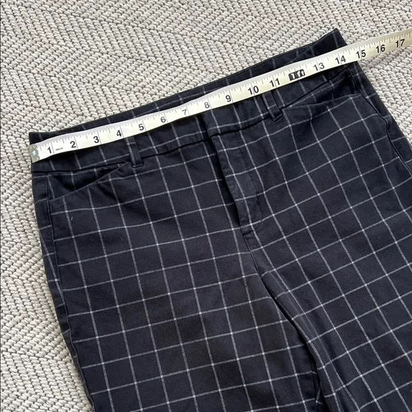 Old Navy Women’s Black Windowpanel Pixie High Rise Pants - Image 5