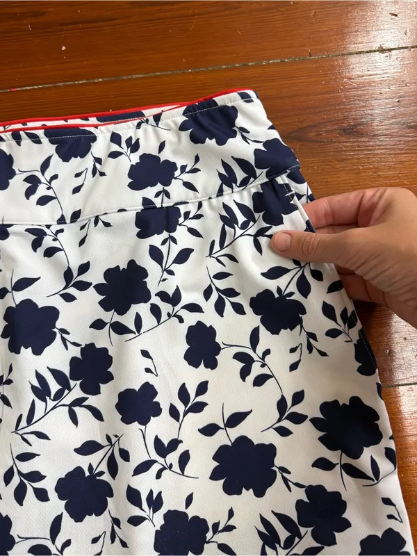 Fairway & Greene Floral Print Golf Skort Scalloped Hem Red Trim Sz S 💚🍄 - Image 2