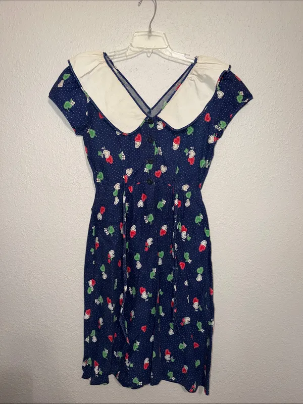 vintage 70s blue novelty print dress white V-shaped collar, buttons heart motifs - Image 4