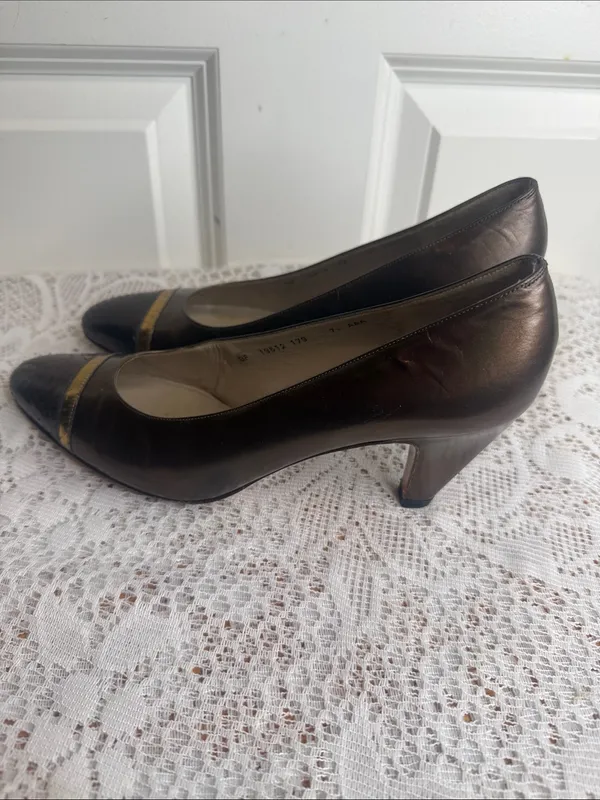 Salvatore Ferragamo bronze metallic cap toe leather gold trim heels sz 7.5 - Image 5