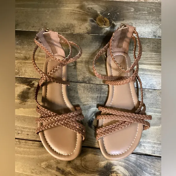 X/appeal Kayla Strappy braided gladiator flats. Size 6. - Image 8