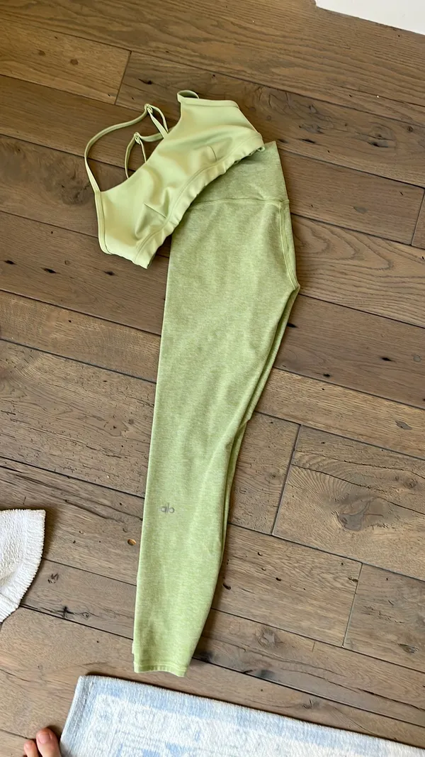 ALO yoga leggings and sports bra set in Iced Green Tea Heather Size X-Small leggings and size small bra - Image 5