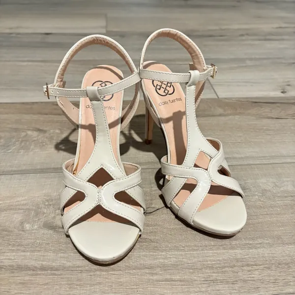 Daisy Fuentes Collin patent faux leather Strappy Stiletto Heel Shoe Beige‎ 6.5 - Image 2