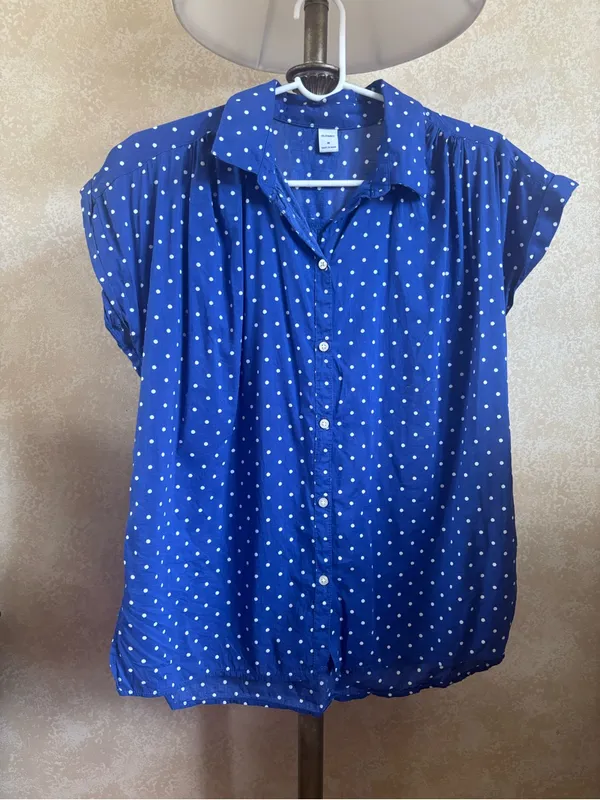 Old Navy Blue Polka Dot Front Botton Cap Sleeve Blouse - Size: medium - Image 2