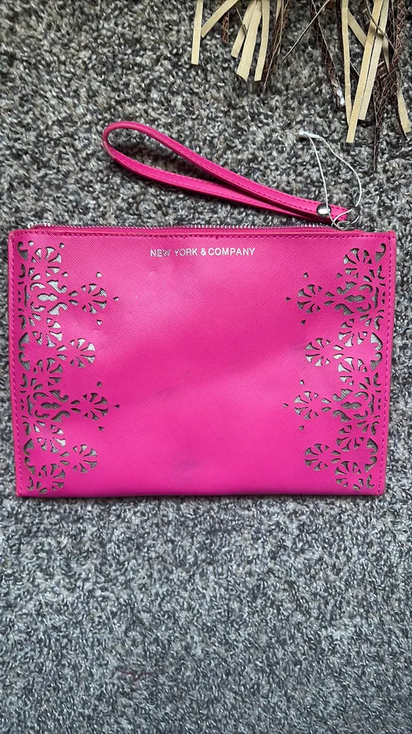 Hot pink clutch New York and Company - Image 2