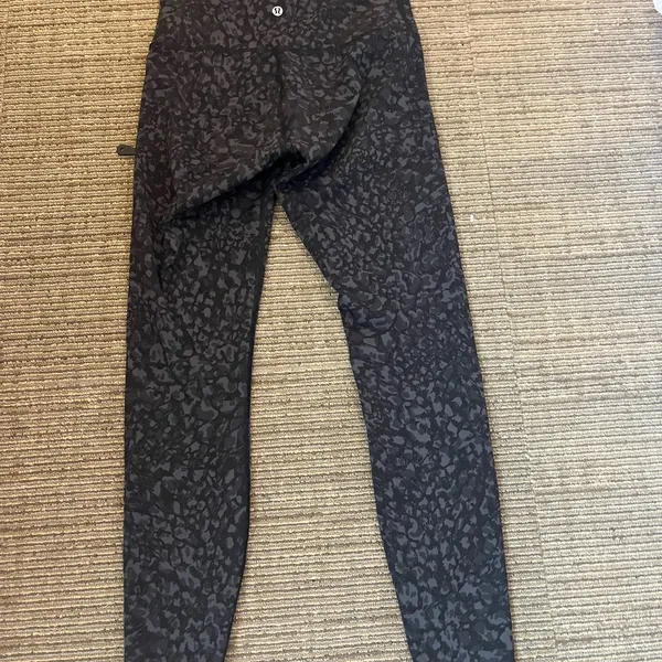 Lululemon Women's Black Patterned Leggings - Image 2