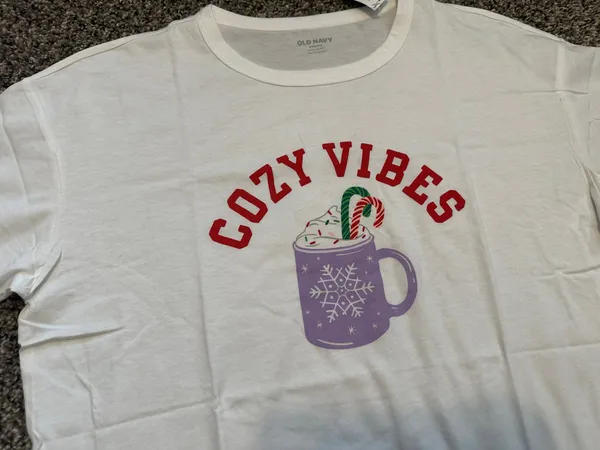 Old Navy Women’s Holiday Crewneck Graphic T-Shirt COZY VIBES Size M Petite NWT - Image 2