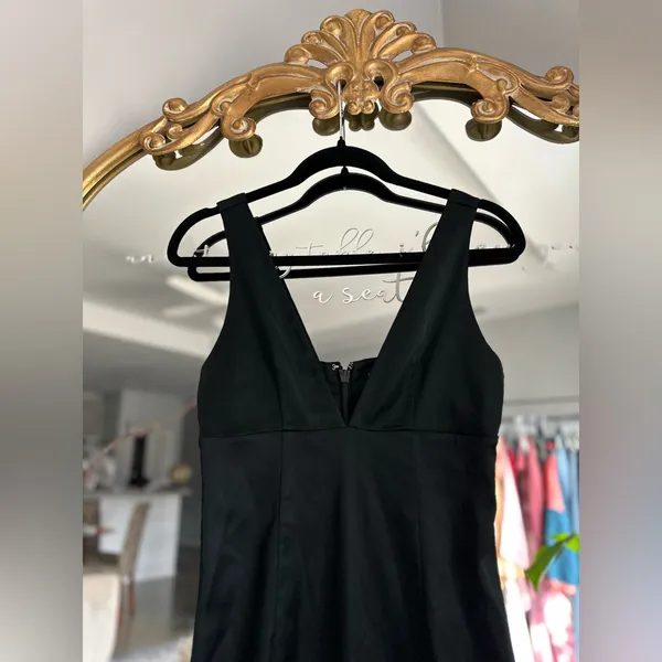 Abercrombie black plunge v neck satin midi dress nwt small - Image 2