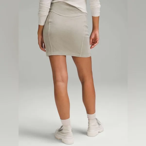 Lululemon NWT Scuba Mid-Rise Mini Skirt *Velvet Cord Riverstone Size 8 - Image 2