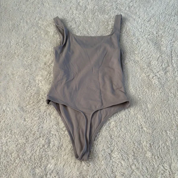 Aritzia Babaton Contour Cropped Women S Preppy College Minimalist Basic Chic - Image 2
