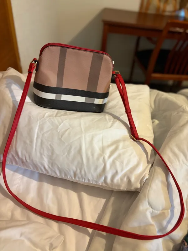 Cute And Classic Crossbody Purse With Plaid Design. - Image 9