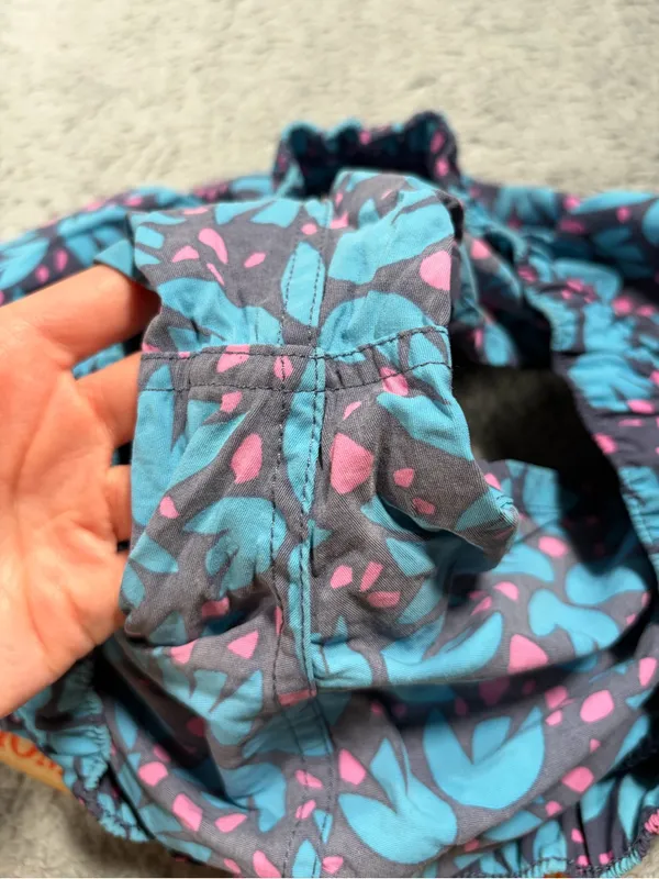 Patagonia barely baggies Blue pattern Shorts small - Image 4