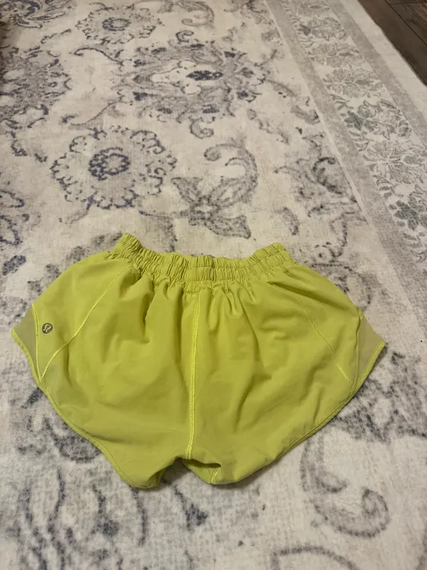 Lululemon Shorts Hotty Hot 2.5" - Image 2