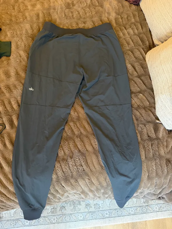 Men’s alo pants - Image 2