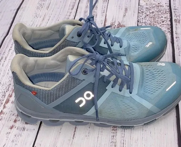 On Cloud blue running shoes size 9 1/2 - Image 2