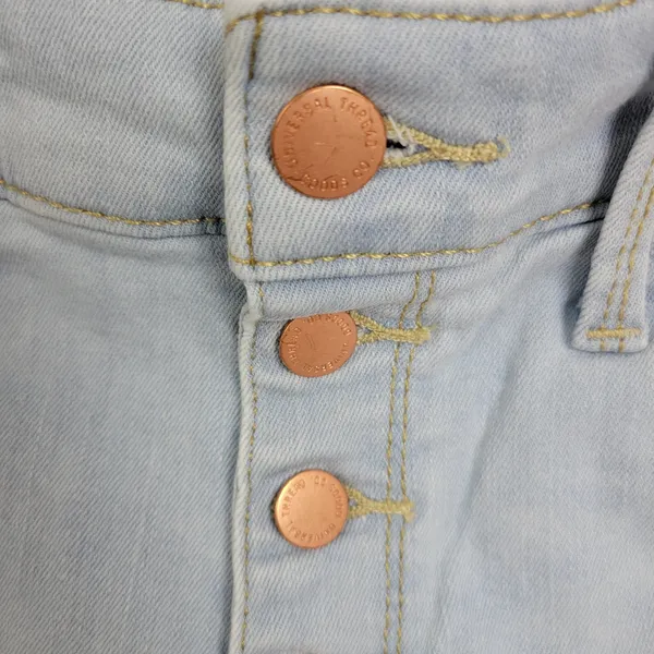 Universal Thread Denim Shorts Sz 6 Light Blue High Rise Midi Button Fly Fray Hem - Image 4