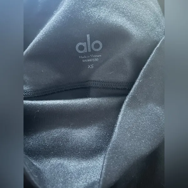 Alo yoga bike shorts - Image 4