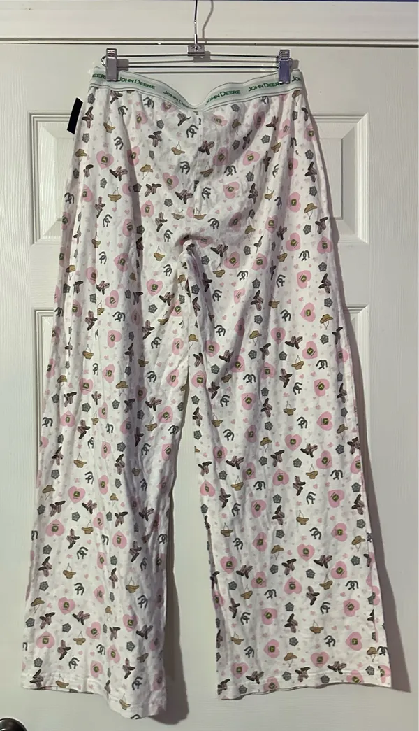 John Deere juniors pajama lounge pants are a size 11-13 years. - Image 6