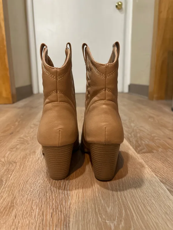 Short Cowgirl Booties Qupid Size 8 - Image 3