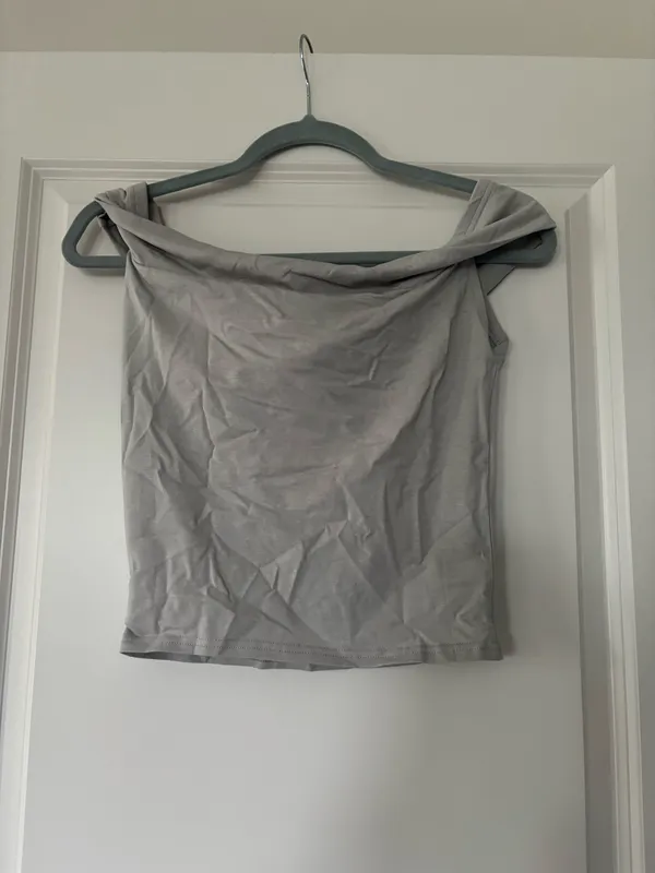 Pretty Little Thing Off-The-Shoulder Crop Top - Image 2