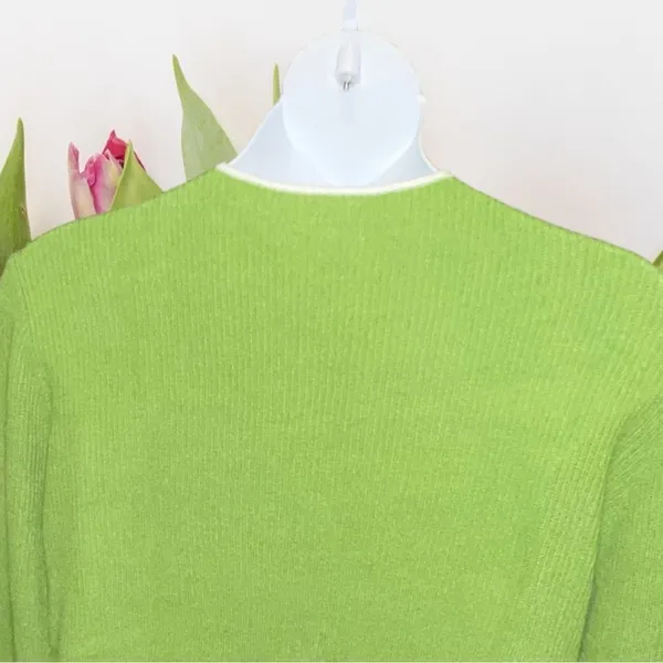 No name beautiful green white trim sweater! New - Image 9