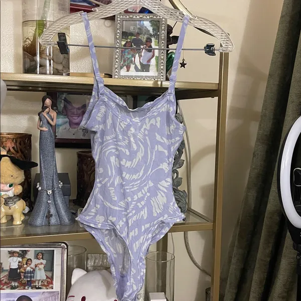 SKIMS Lavender Swirl Mesh Logo Strappy Thong Bodysuit Size S - Image 4