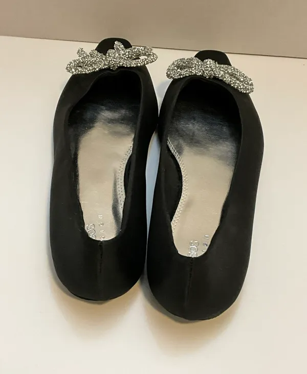 design Lanie Embellished Bow Ballets Shoes In Black - Image 4