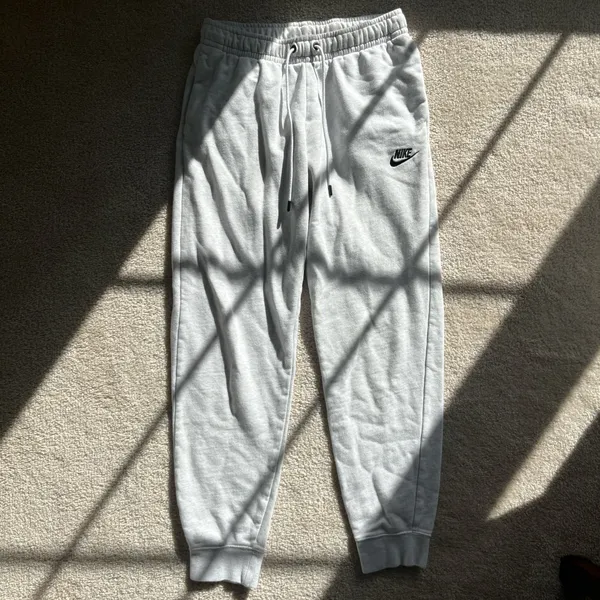 Nike Sportswear Essential Women’s Fleece Pants - Image 2