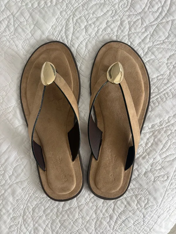 Universal thread taupe sandals with gold - Image 4