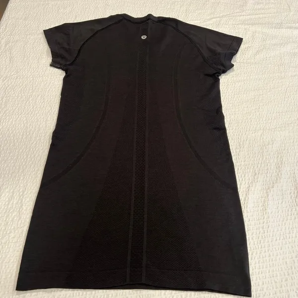 Lululemon black swiftly tech shirt for women size 4 - Image 5