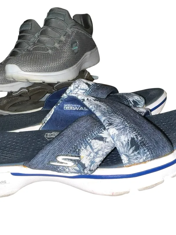 Skechers blue and white flower design gogamat sandals. Great pre loved conditio. - Image 7