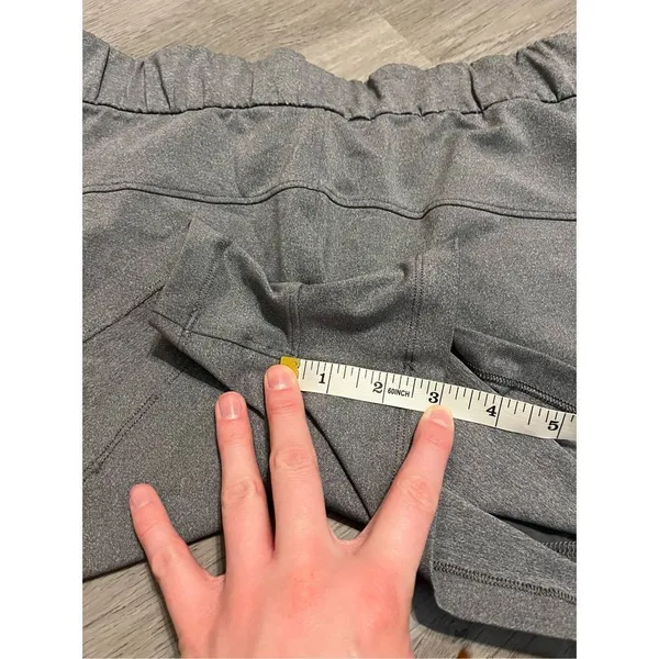 Lululemon On The Fly Mid Rise Shorts Gray Size 6 - Image 5