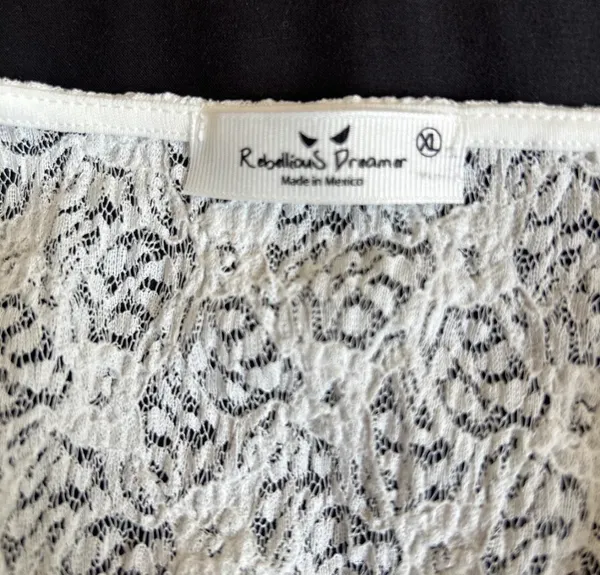 White lace blouse with floral pattern and tie front detail - Image 4