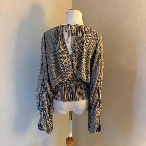 MIOU MUSE NWT Plisse Dolman Sleeve Plunging V Neck Ruched Waist Top‎ Size Small - Image 4