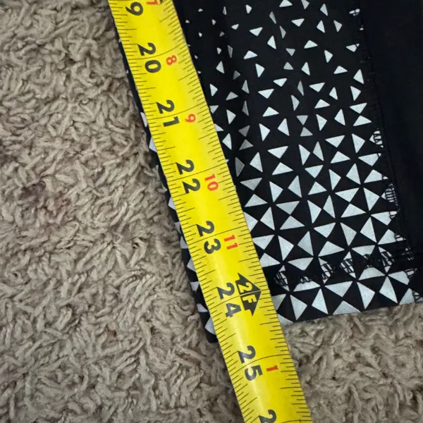 Lululemon Black Leggings with White Accents size 8 - Image 10