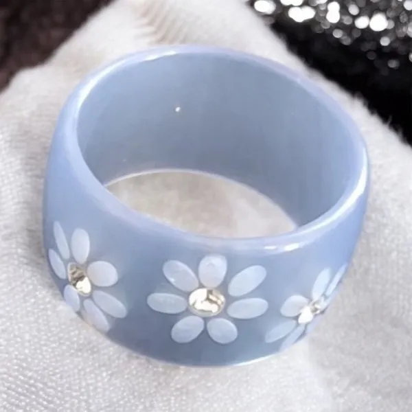 Vintage Gray Lucite Ring Size 8 Flower Design Fashion Jewelry - Image 3