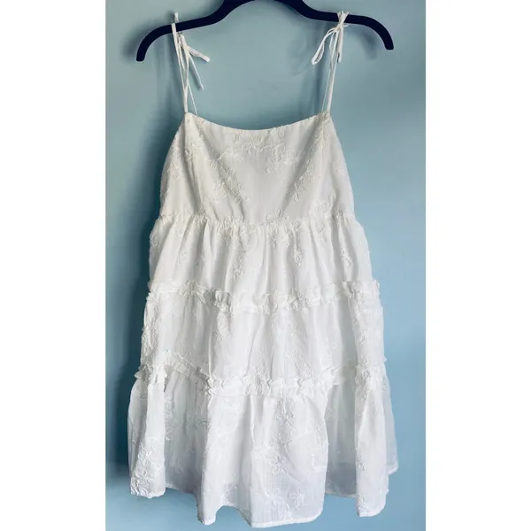 White Summer Dress Floral Embroidery All In Favor Medium NWT - Image 4