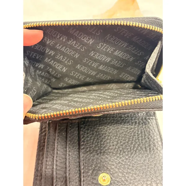 Steve Madden Womens Black Pebbled Faux Leather Zip Bifold Wallet Gold Logo‎ Bar - Image 10
