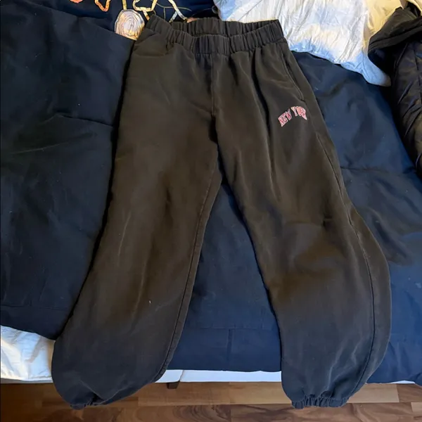 Brandy Melville Black Sweatpants with Pink 'New York' Logo - Image 2