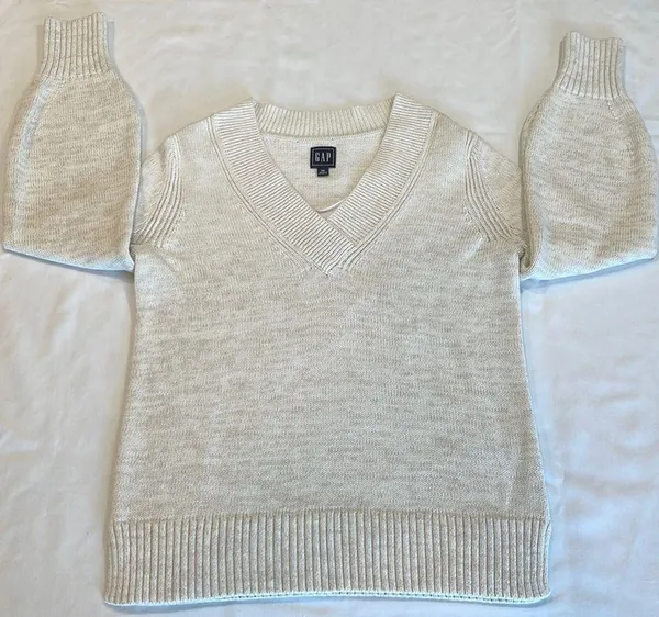 GAP • Crossover V Neck Sweater • Size XS • Marshmallow (Cream/Tan) - Image 3