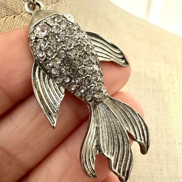 Vintage silver tone fish rhinestone pendant necklace - Image 5