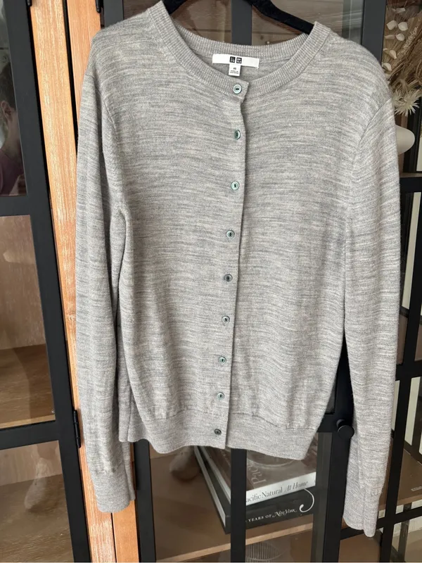Uniqlo 100% wool cardigan sweater button up heathered gray greige neutral - Image 2