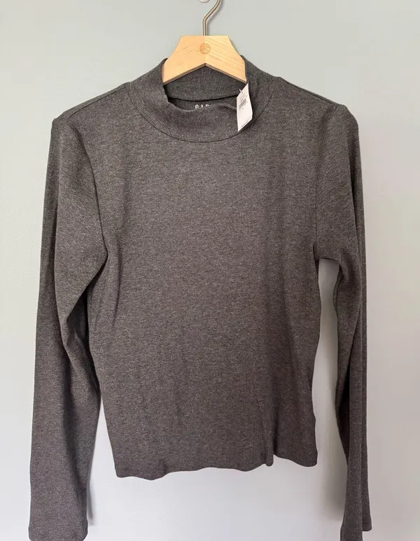 Gap Modern Rib Mockneck Cropped Shirt - Image 4