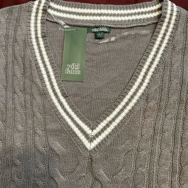wild fable grey Cable-Knit V-Neck Sweater Vest with Ivory Trim - Image 4