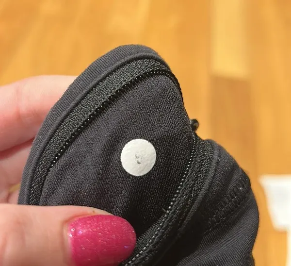 Lululemon size 6 black leggings-pilling noted on butt and groin area price as is - Image 7