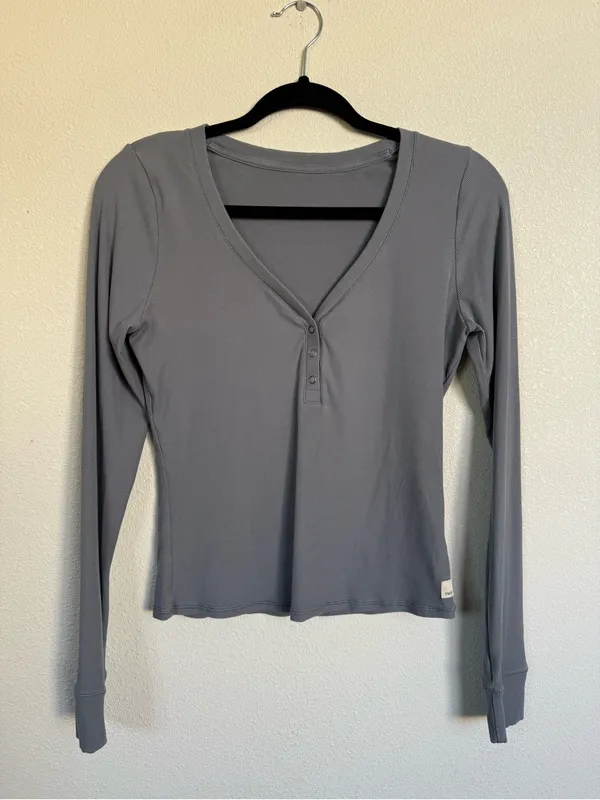 Vuori Ribbed Long Sleeve Henley Top Blue Gray Size M Stretch Athleisure - Image 2