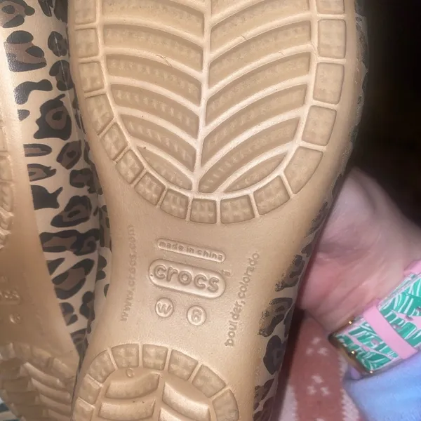 Crocs slip on leopard print size 8 - Image 5