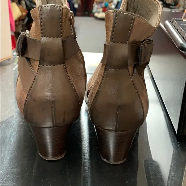 Baretraps Size 8. 2 1/4” heel booties - Image 3