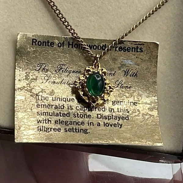 Vintage Ronte of Hollywood simulated Emerald pendant necklace goldtone metal - Image 2
